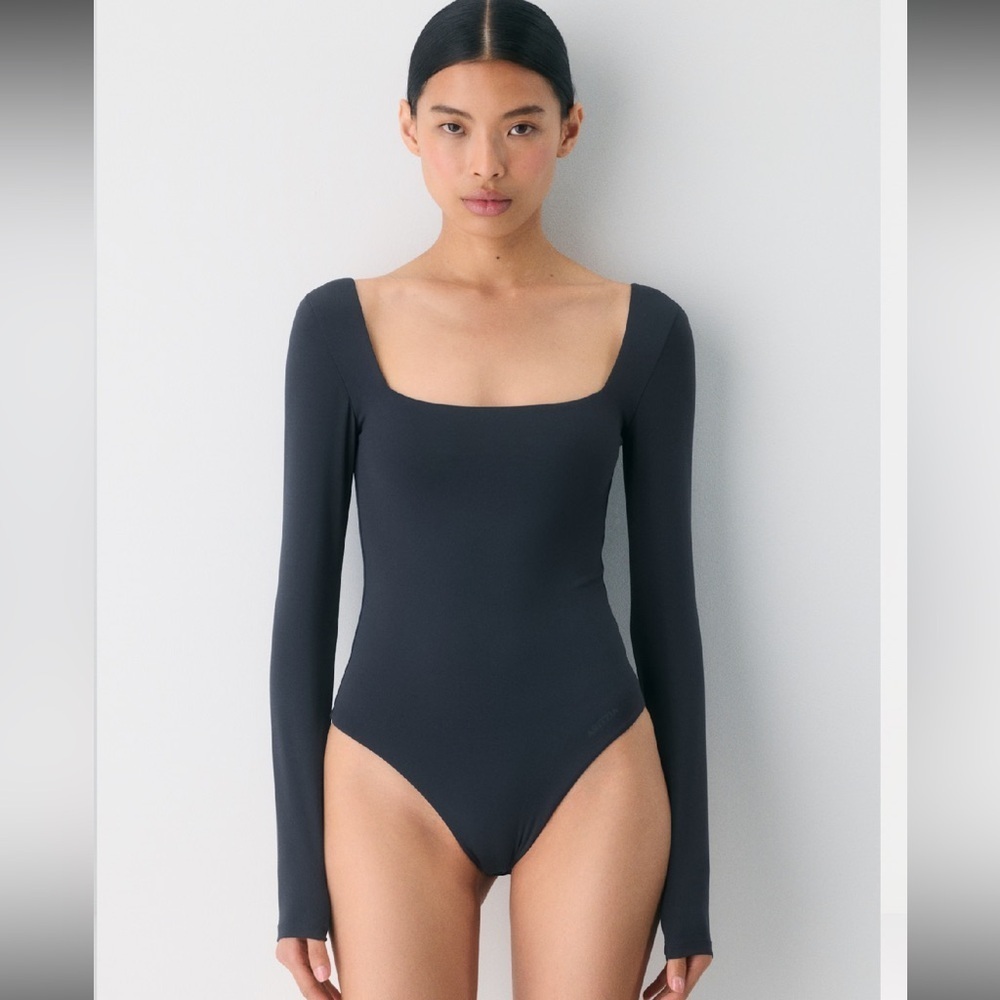 Forever 21 Square Neck Long Sleeve Bodysuit – Black, XS in excellent condition